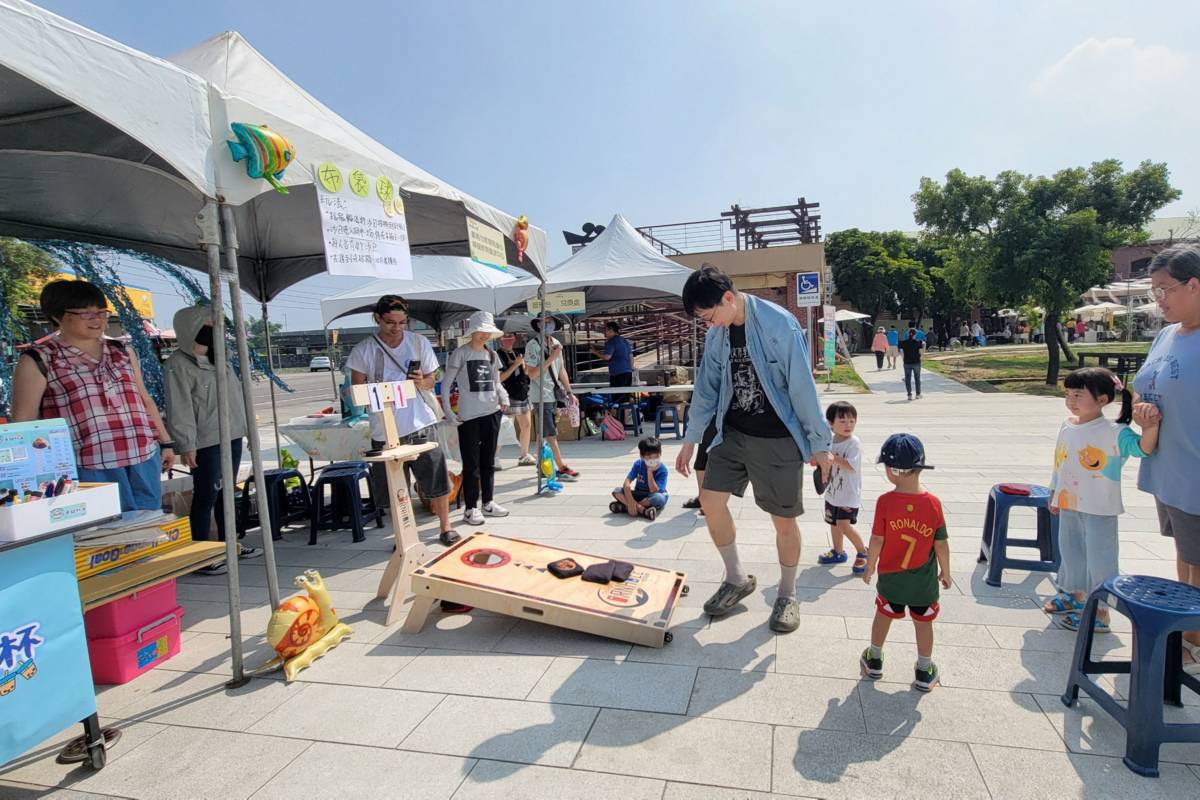 教育局結合觀旅局活動辦理適應體育宣導，準備運動輔具提供民眾體驗