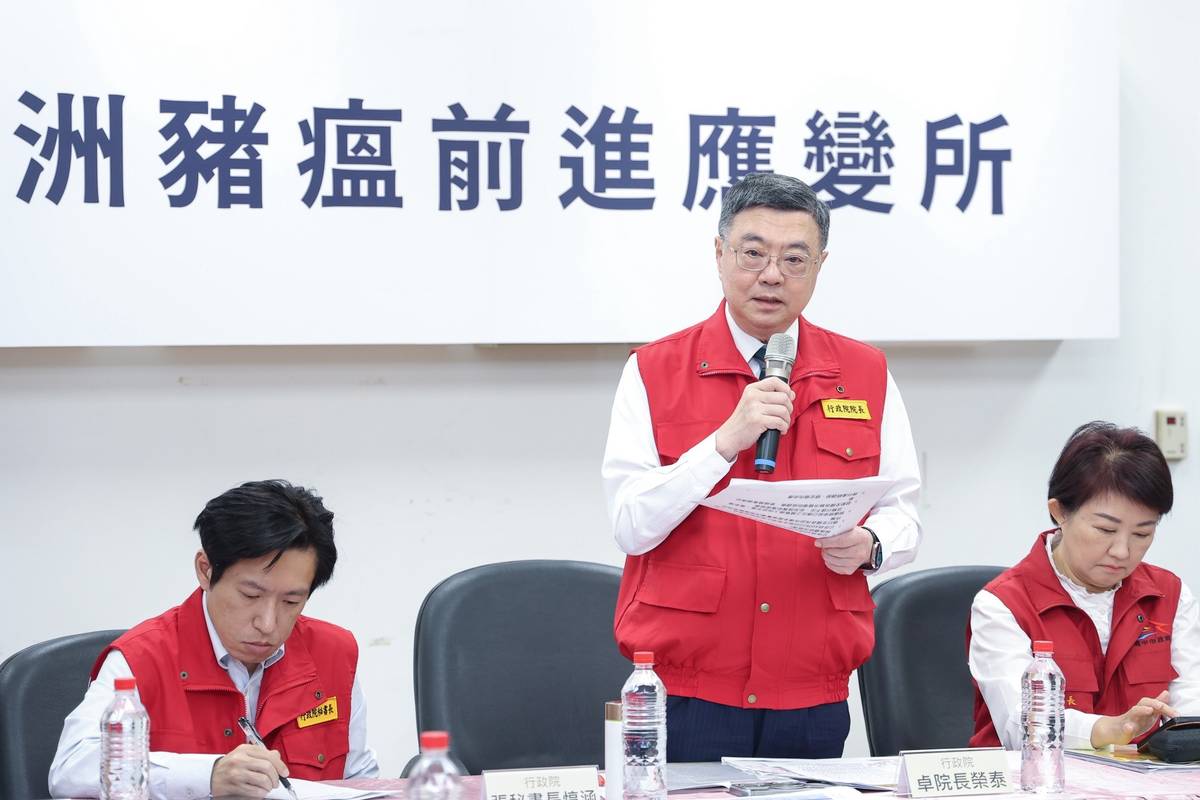 行政院院長卓榮泰(中)前往臺中視察非洲豬瘟中央前進應變所，要求防疫視同作戰，以最嚴謹態度因應非洲豬瘟。(行政院提供)