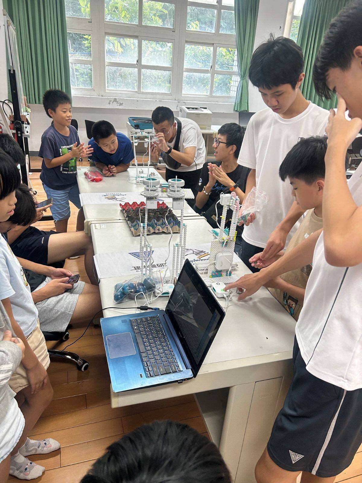 學生進行機器人測試 