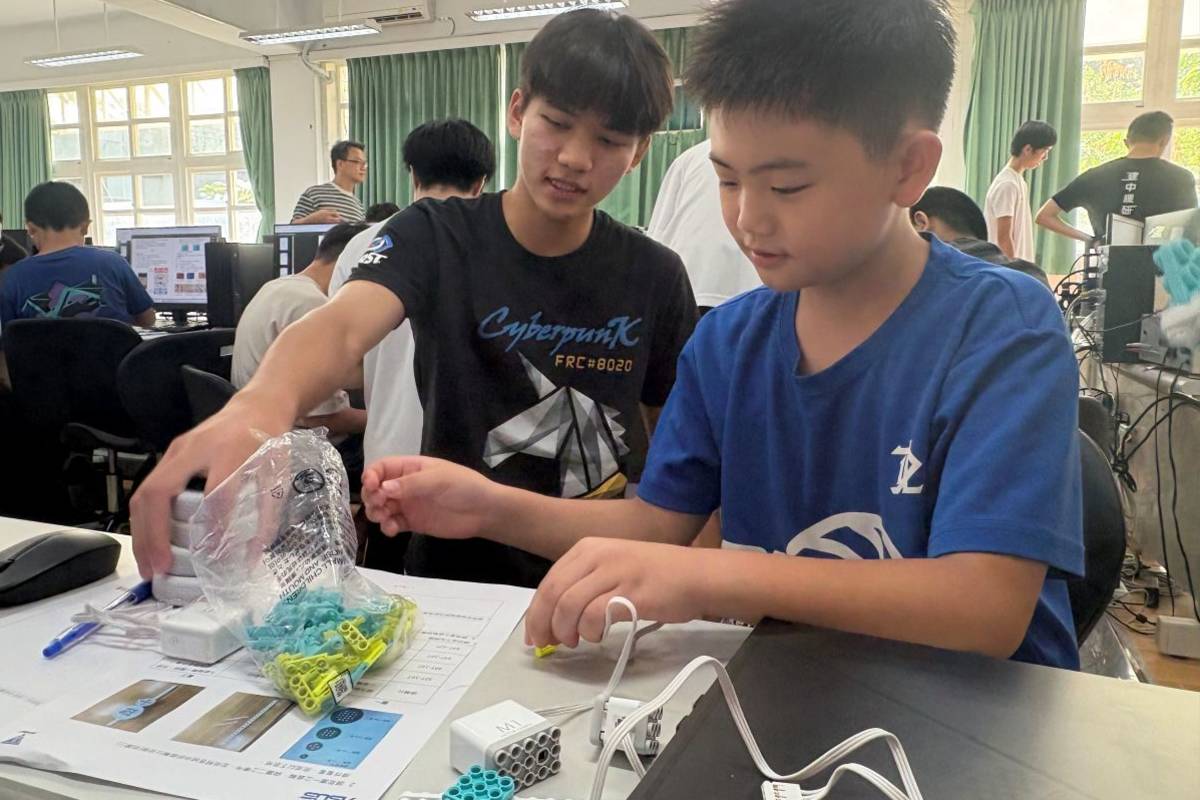 「建中機研築光營」帶領國中小學生進行機器人設備組裝

