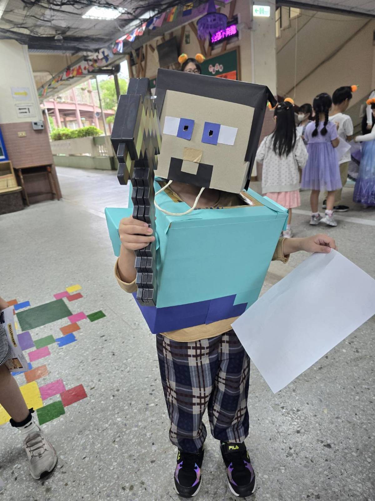 學生利用紙袋DIY萬聖節裝扮