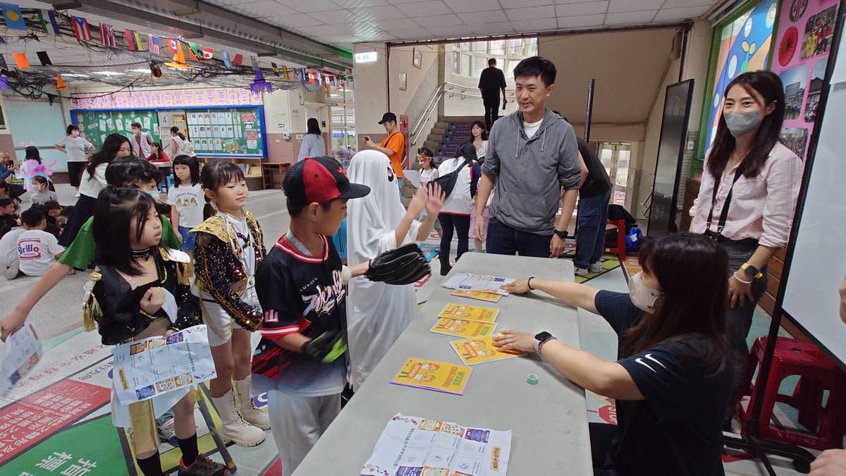 活動結合雙語體育課程，學生依圖卡指示做出體能動作