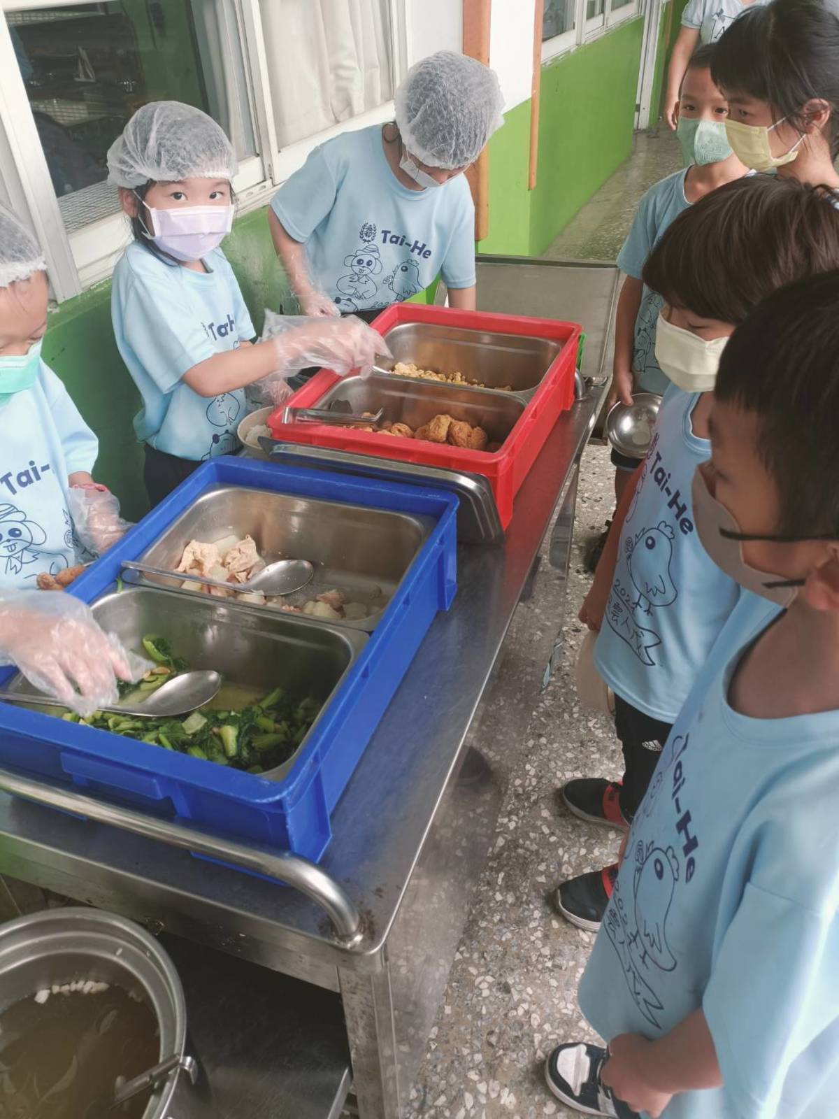 學生打菜，美味午餐準備上桌