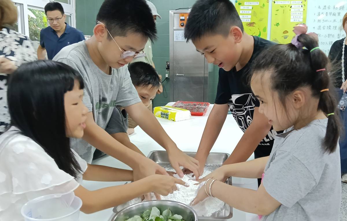 大家一起製作青苧麻草仔粿