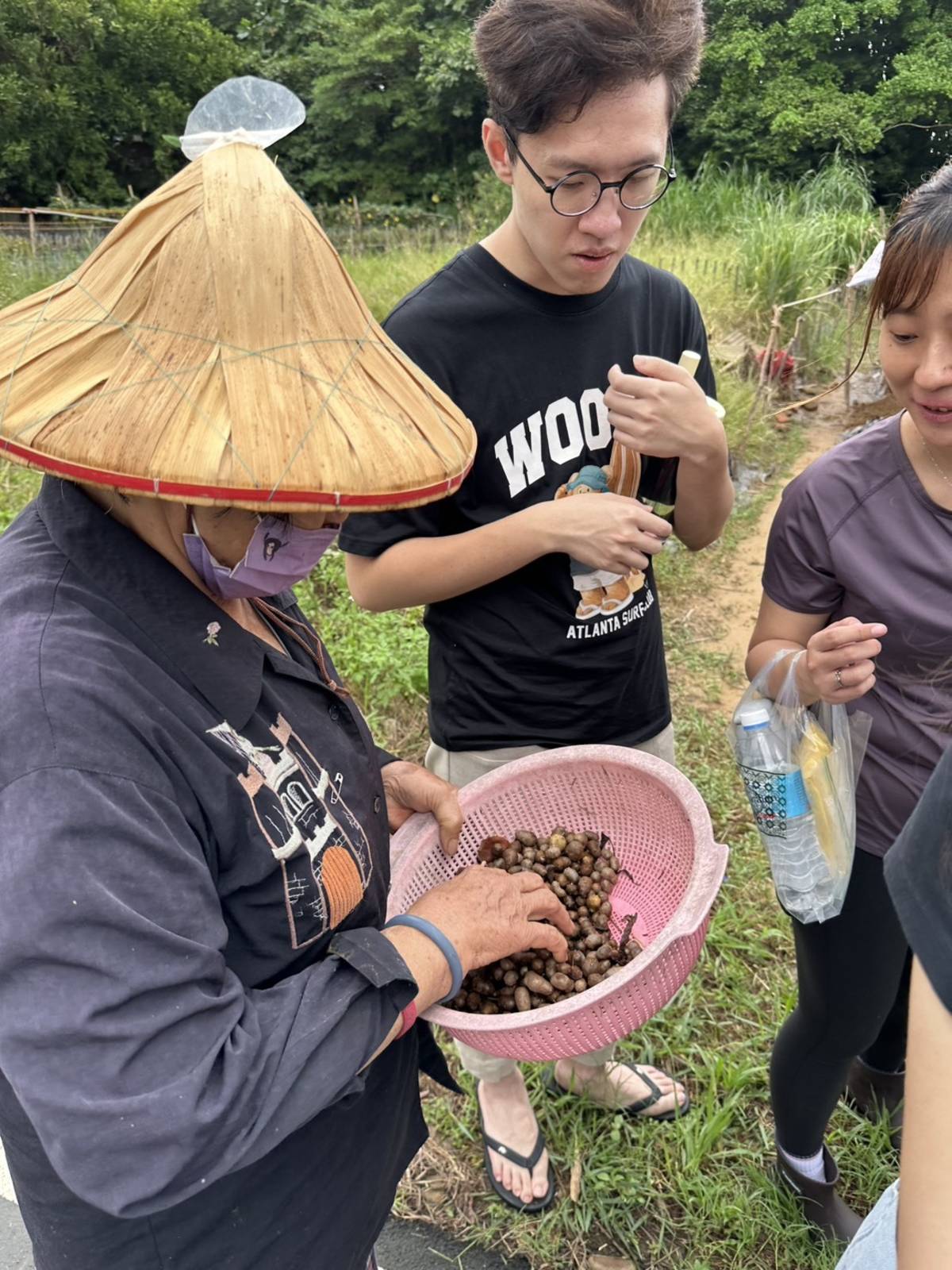 貢寮在地農民與參加活動的青年分享零餘子。