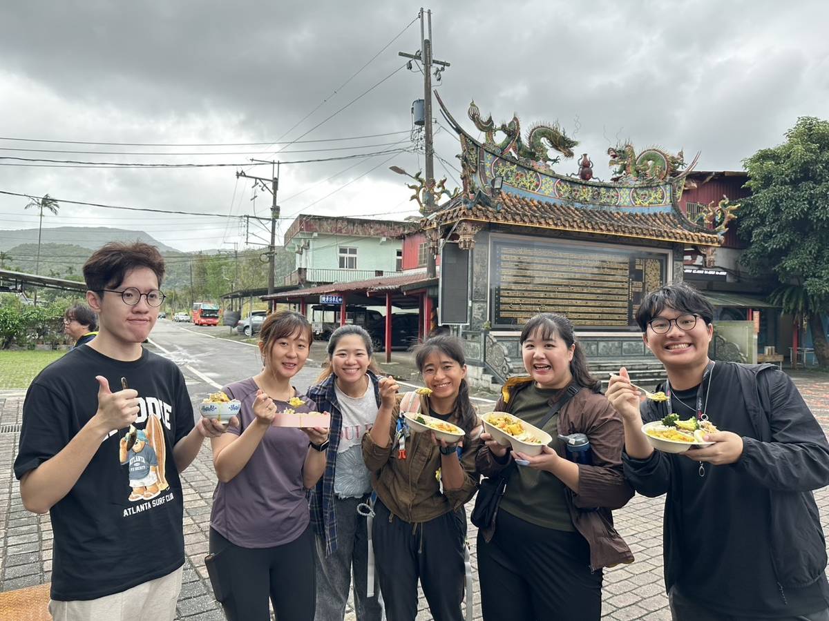 享用豐盛的山藥咖哩午餐。
