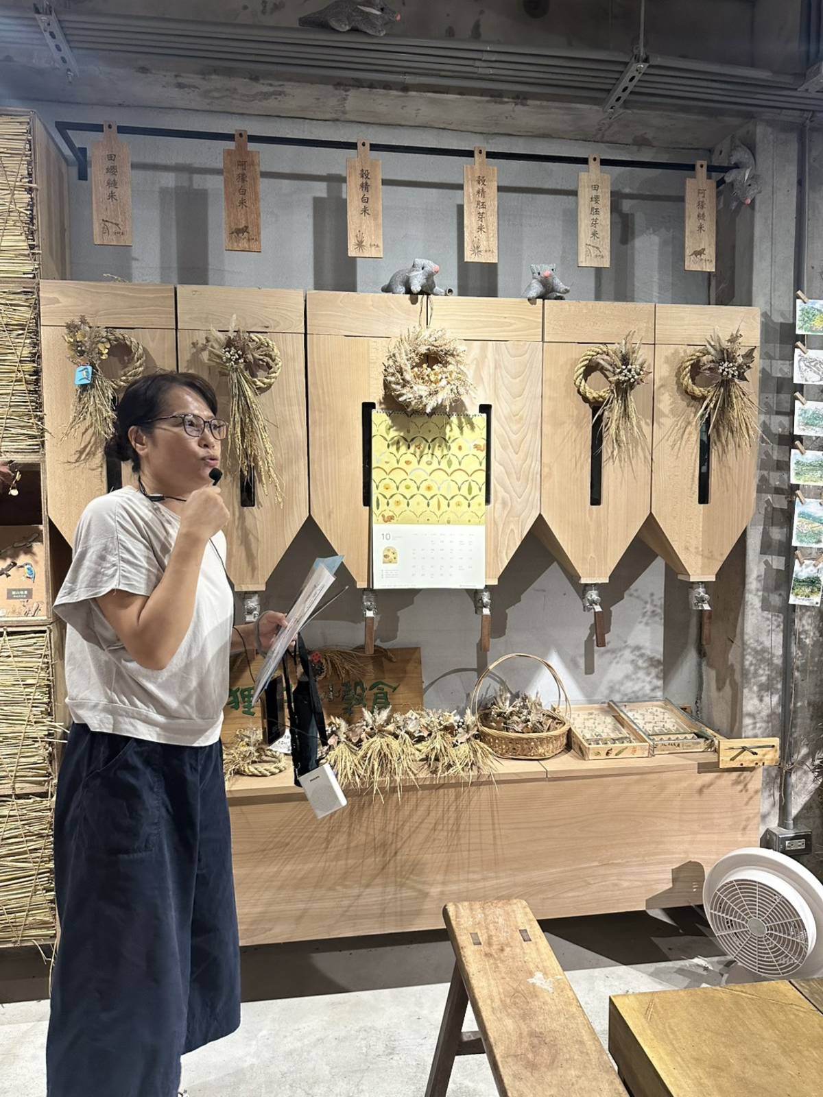 移居貢寮20餘年的居民黃春英一路帶領青年認識貢寮老街以及狸和禾小穀倉。