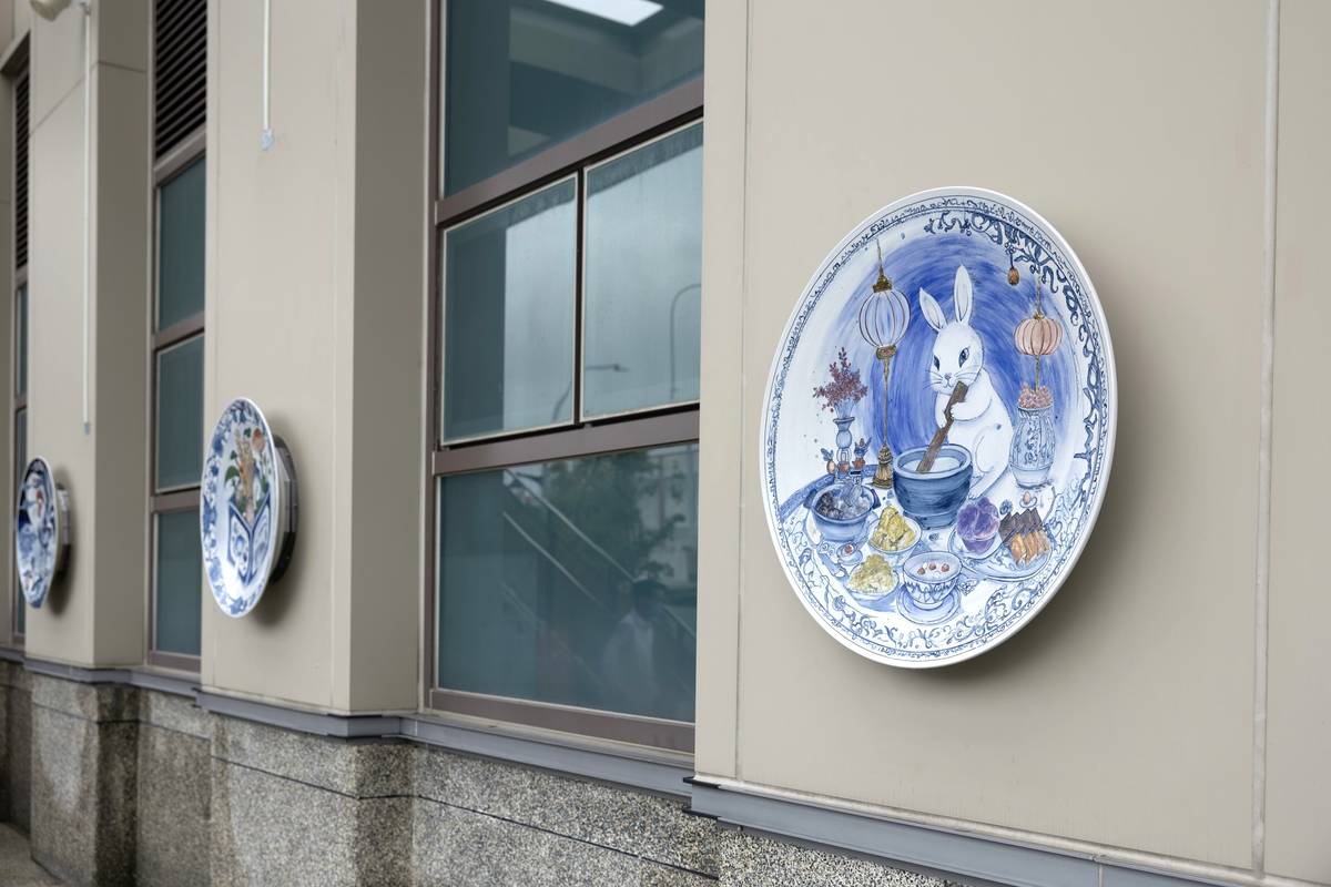 《環南風味》八組瓷盤反覆調製顏色、控制釉彩層次與燒製細節，讓 AI 圖像得以具象化