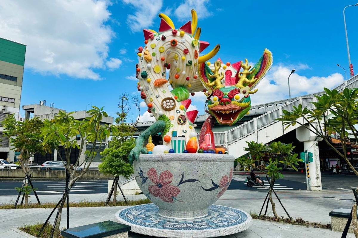 以本地與外來食材拼湊而成的龍形雕塑《紫氣東來》，將市場空間轉化為充滿想像的藝術殿堂