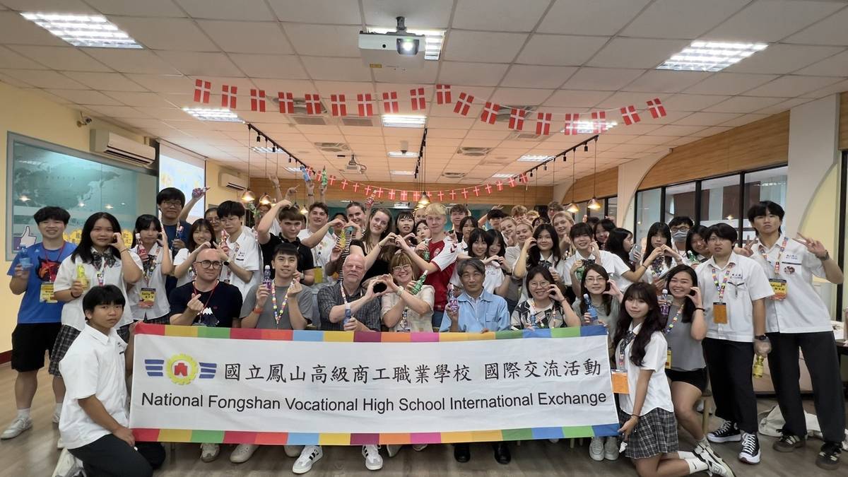 丹麥克厄商學院師生組團來臺參訪，國立鳳山商工師生熱烈歡迎(教育部提供)
