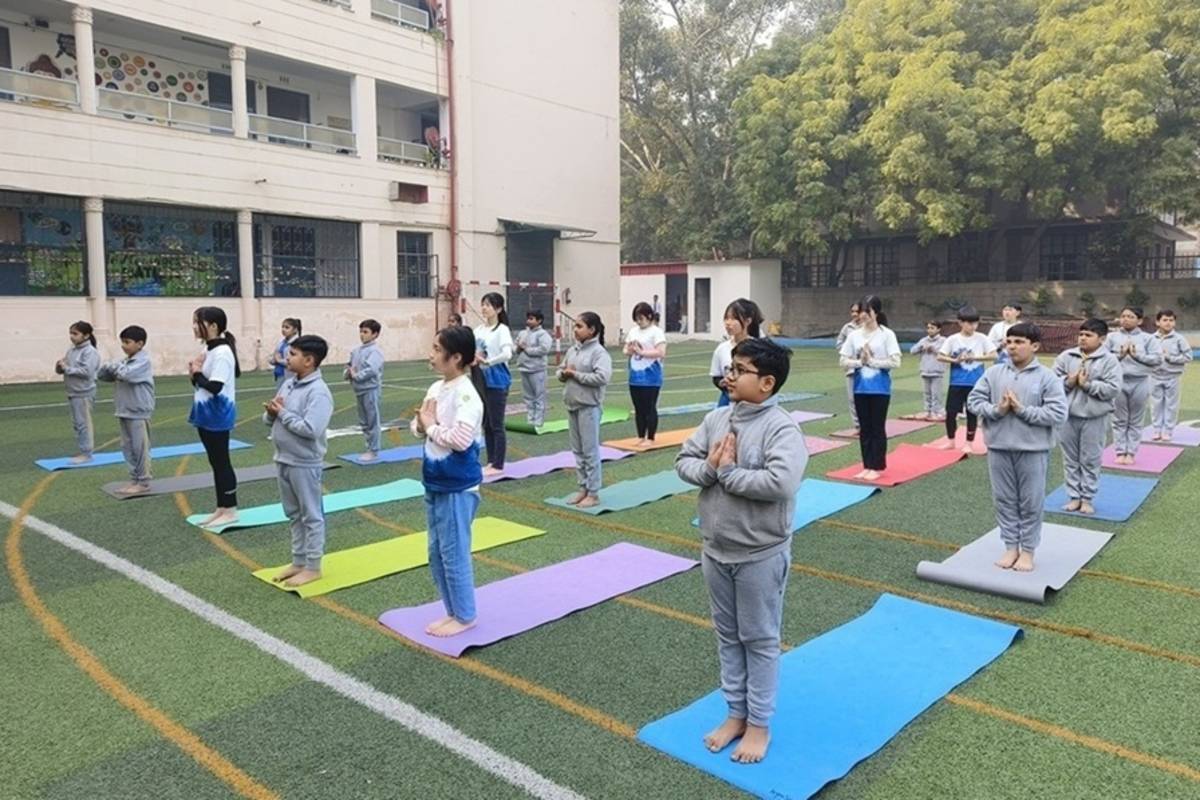 新竹縣立東興國小印度行，學生一同體驗印度瑜珈((教育部提供)