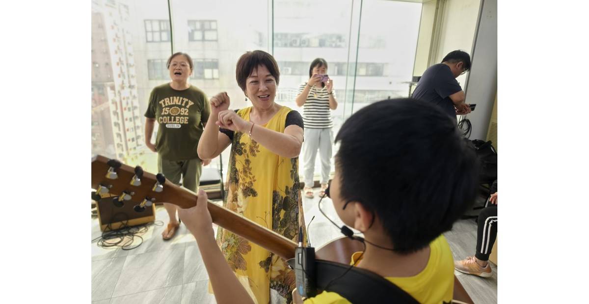 用音符逆轉勝的教育奇緣的，熱愛生命文教基金會執行長 方嘉綺。左一後為音樂老師。