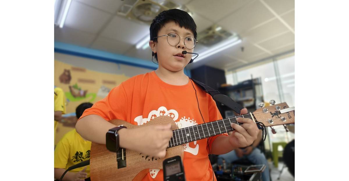 在校學科名列前茅，彈奏烏克麗麗的小瑞(化名)，用經典老歌和流行曲，點燃他的自信與生命熱情。
