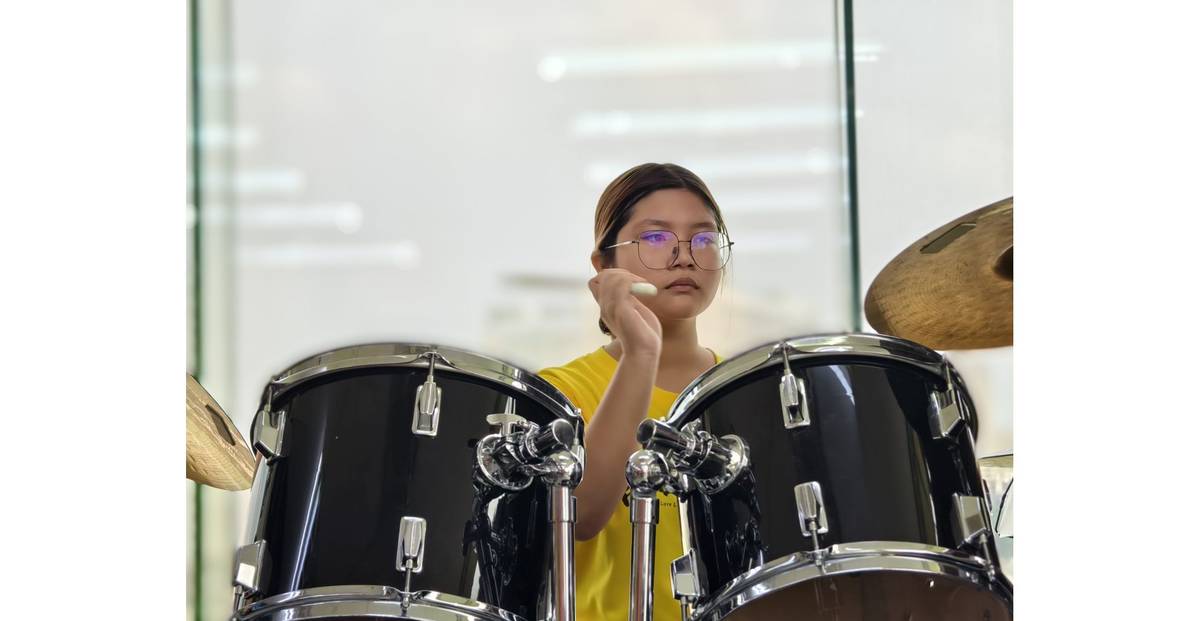 熱愛生命文教基金會青年學子一人飾演許多樂器，打鼓視其中一項技能。