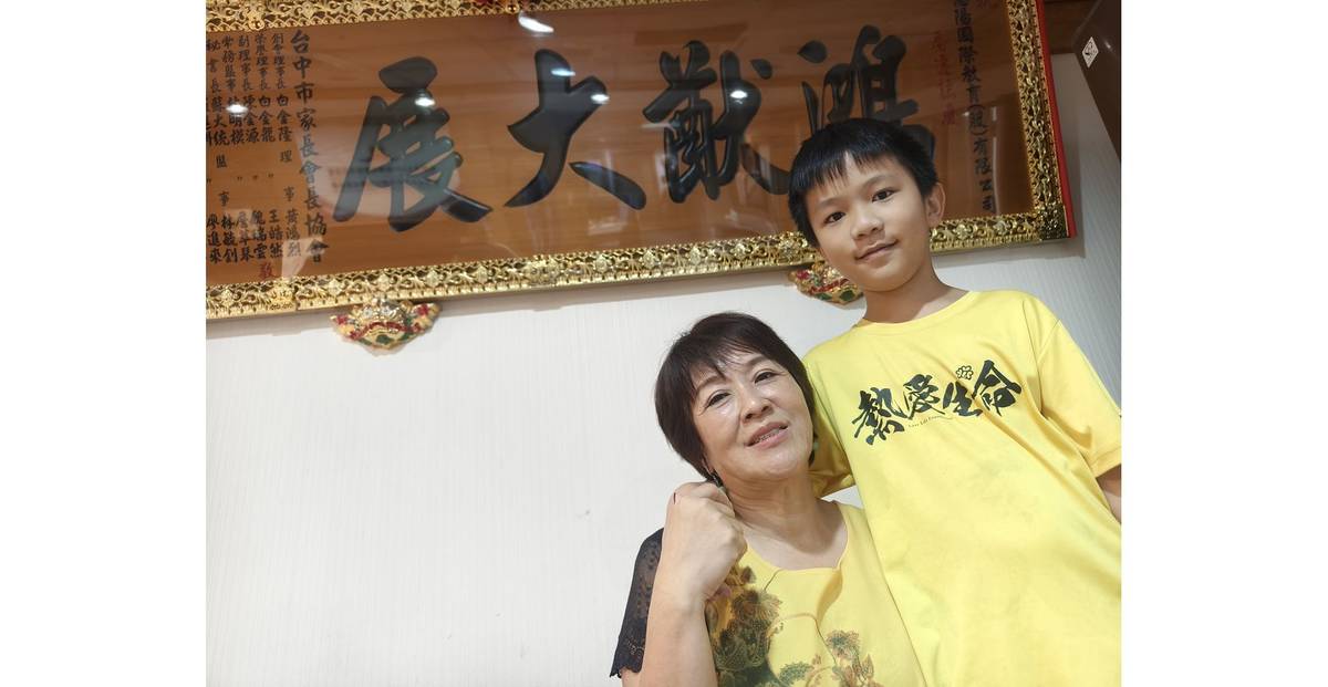 熱愛生命文教基金會執行長 方嘉綺與小凱(化名)合影