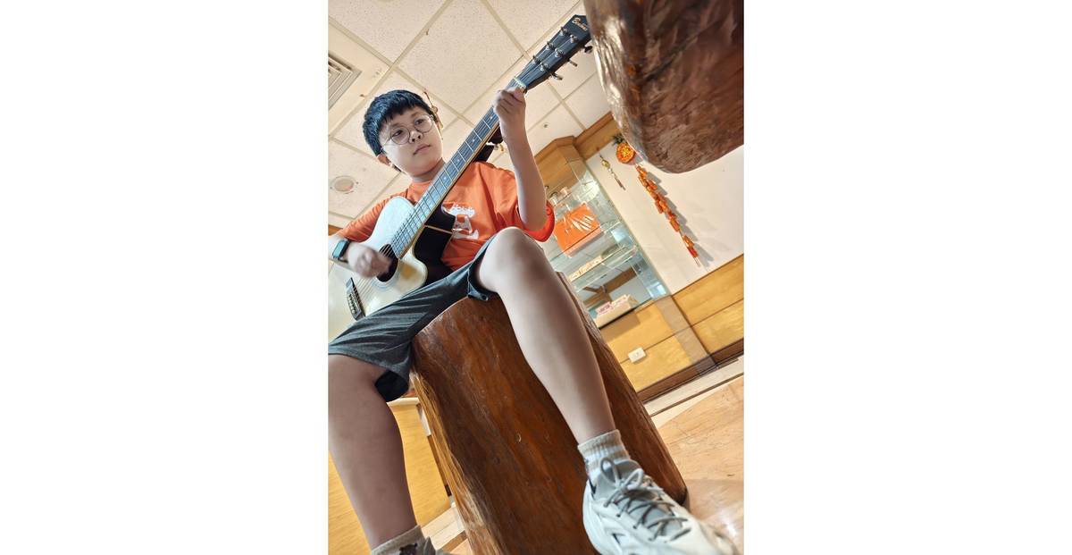 小瑞(化名)，無師自通彈奏王世堅「沒出息」和弦。