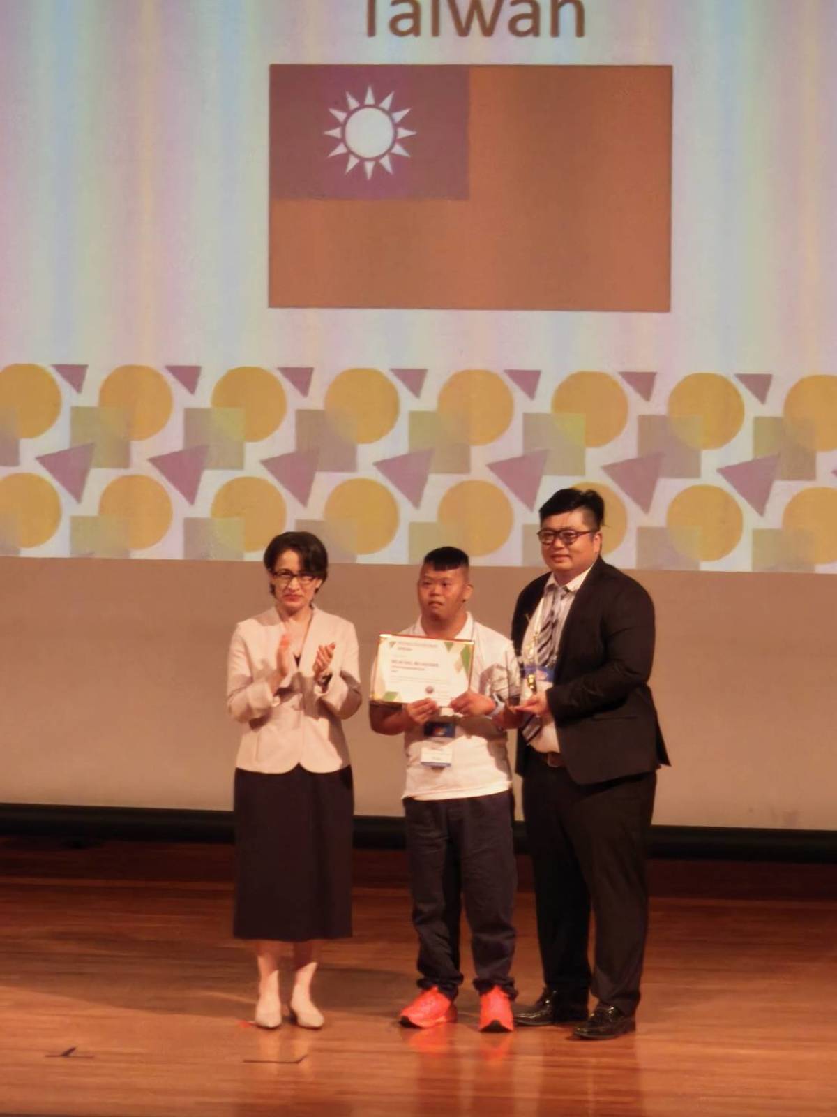 蕭美琴副總統頒發亞智盟星槎獎（AFID Kaoru Star Raft Awards），屏東特殊教育學校代表臺灣獲此殊榮。



，