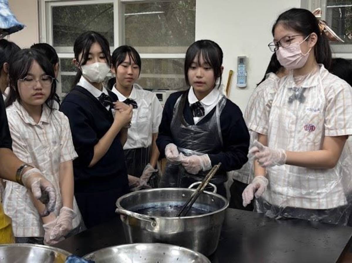 日方學生體驗藍染之美，以天然染料體驗傳統工藝的美學與環保精神