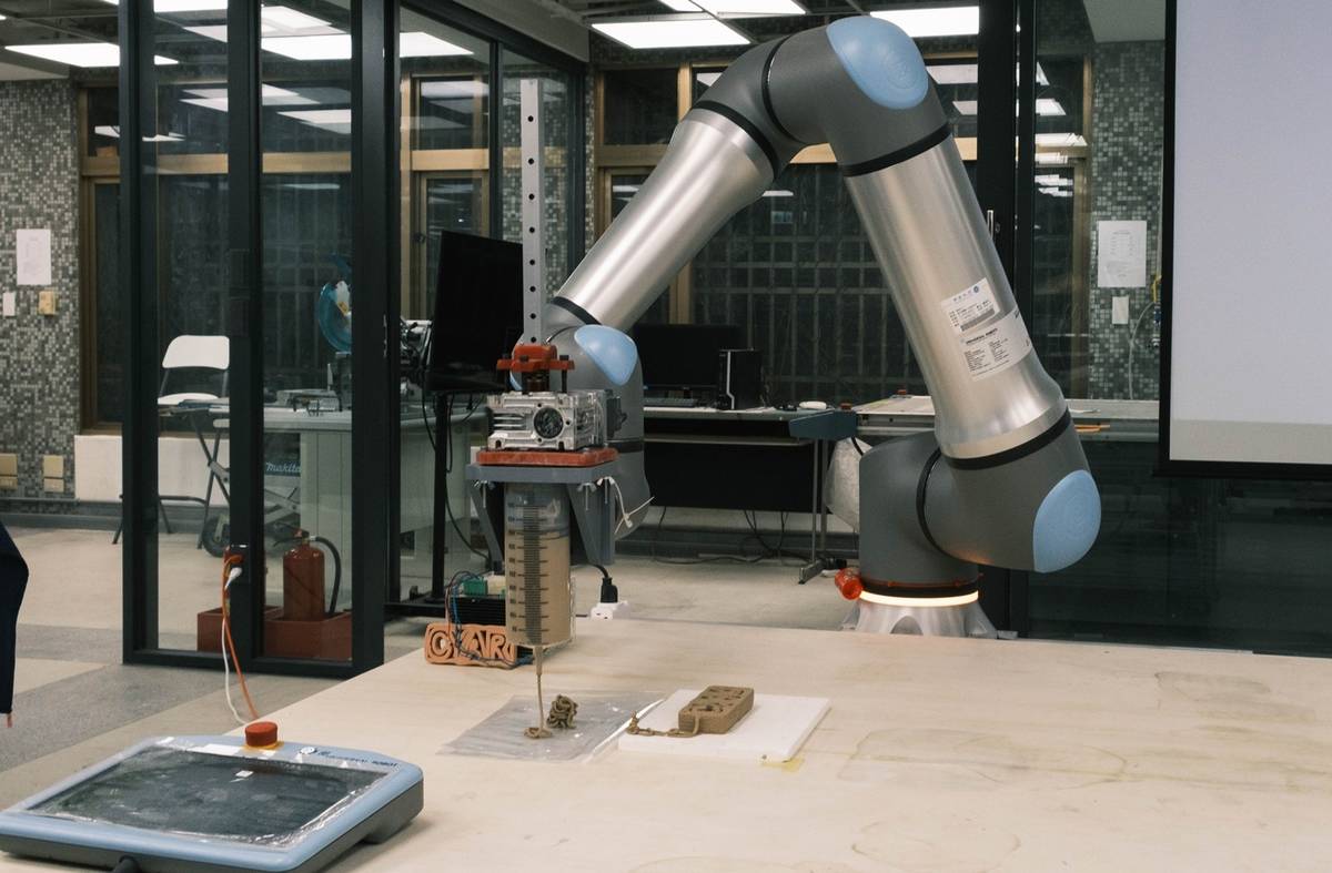 中原大學建築系添購高負載精巧型協作機器人，導入數位製造教學與實作課程，建置AI驅動的教學場域。(中原大學提供)