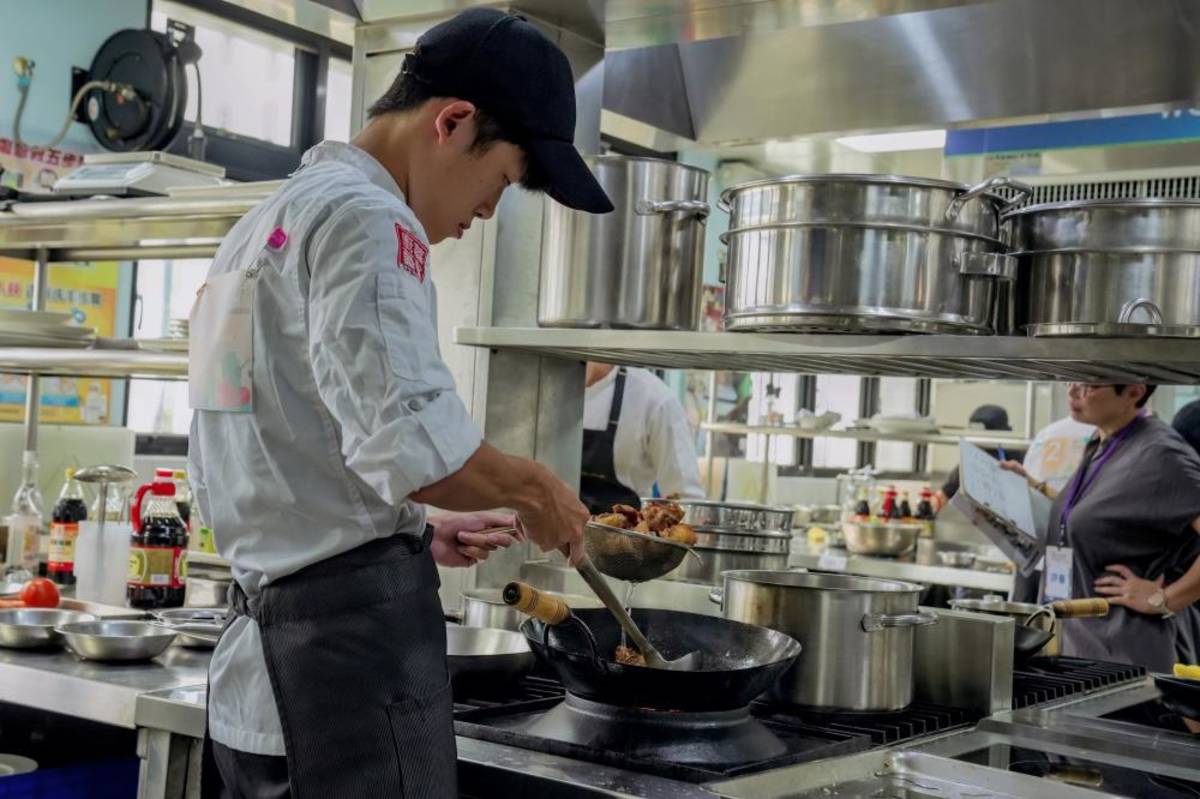 環境部推動惜食教育，舉辦「首惜廚師甄選活動」，參賽者每道料理都蘊藏著不浪費的用心。(環境部提供)