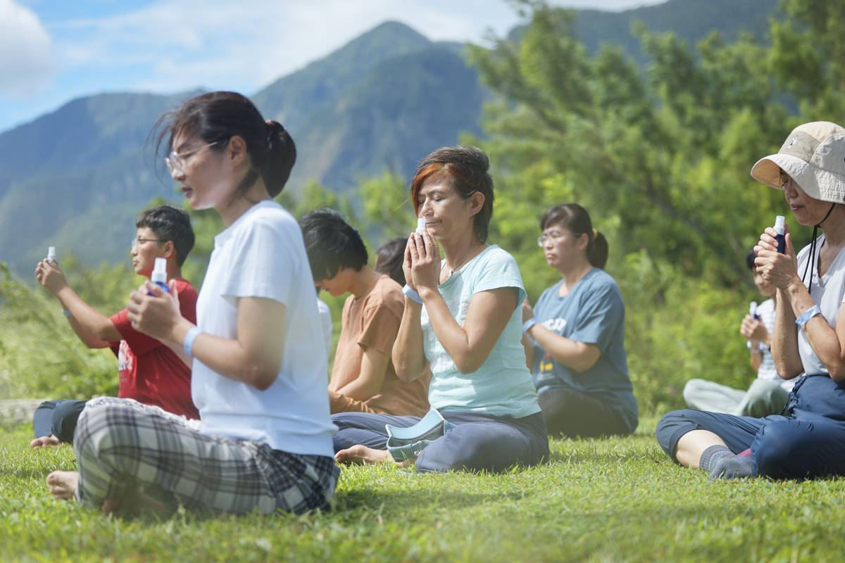 全臺最大型官方身心靈療癒活動《自然醒慢活祭》，由老師帶領參加民眾透過啟發感官，體會地、水、風、火四大自然元素，探索內在平衡與豐盛。