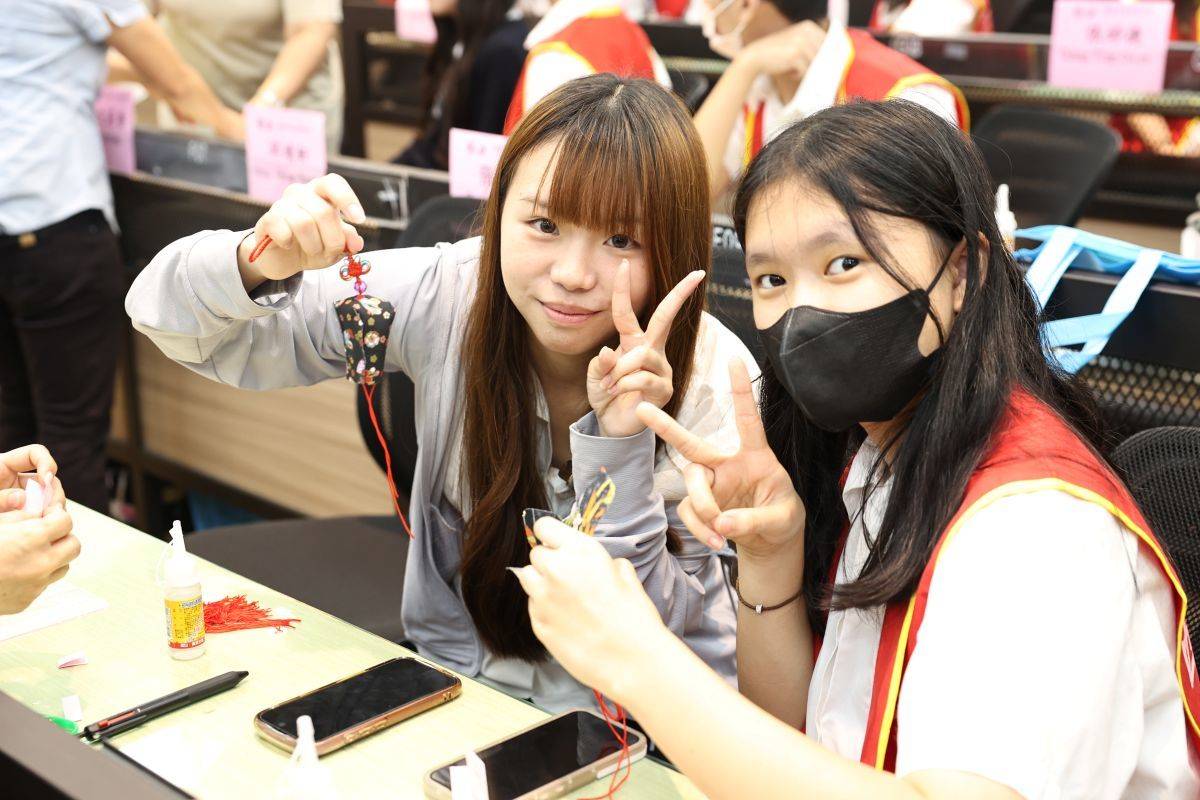 臺日學生合作製作天燈紀念品