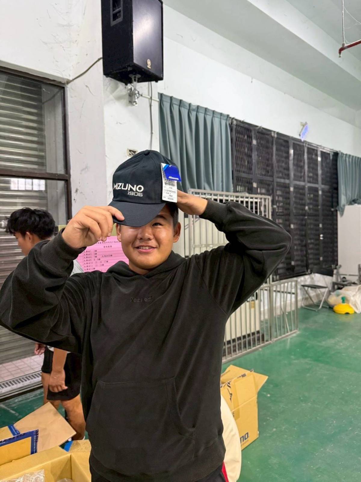 光復商工軟式網球隊獲得球鞋帽子等物資。(運動部提供)