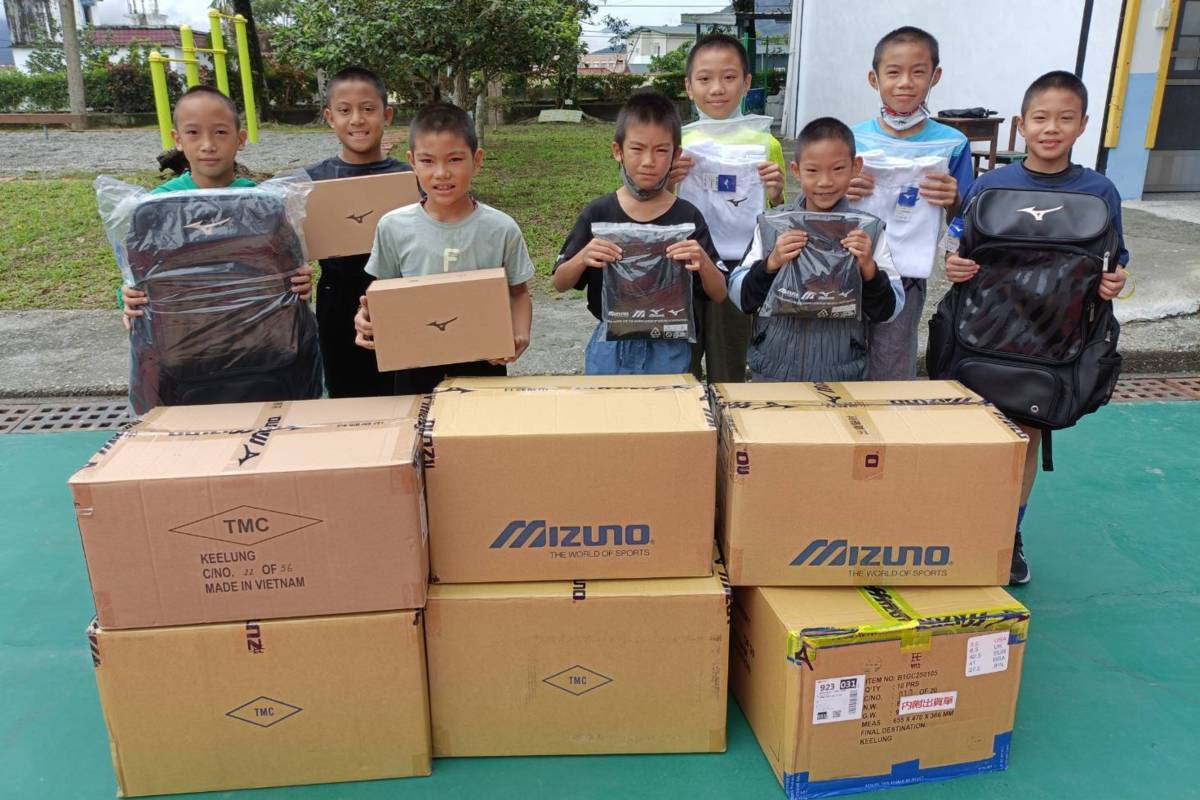 花蓮縣光復國小棒球隊選手獲得背包等物資。(運動部提供)
