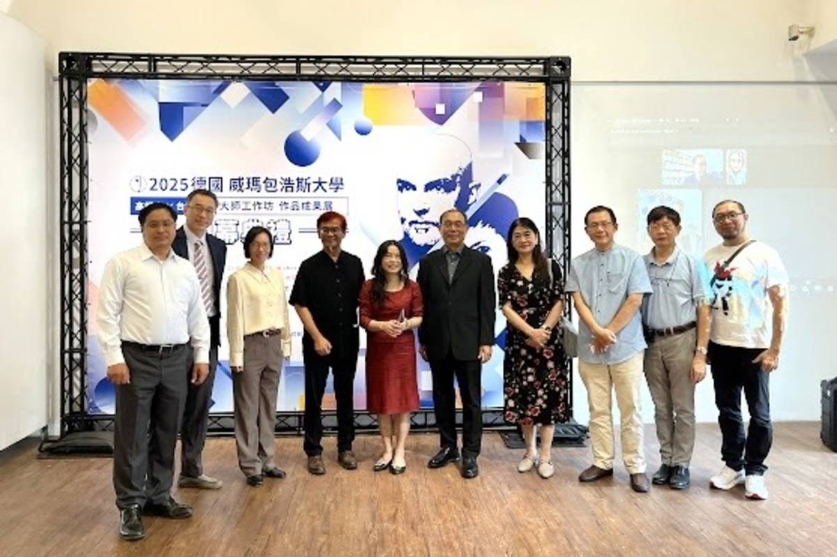 高師大藝術學院院長陳立民協同台師大藝術學院院長莊連東（左4）與海軍官校士官長圖資