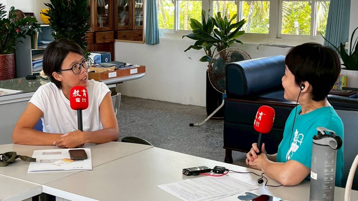 長濱國中輔導主任張雅筑(右)