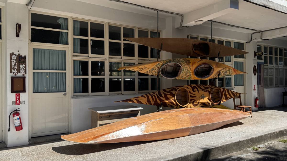 長濱國中校園內長廊上都有孩子的作品