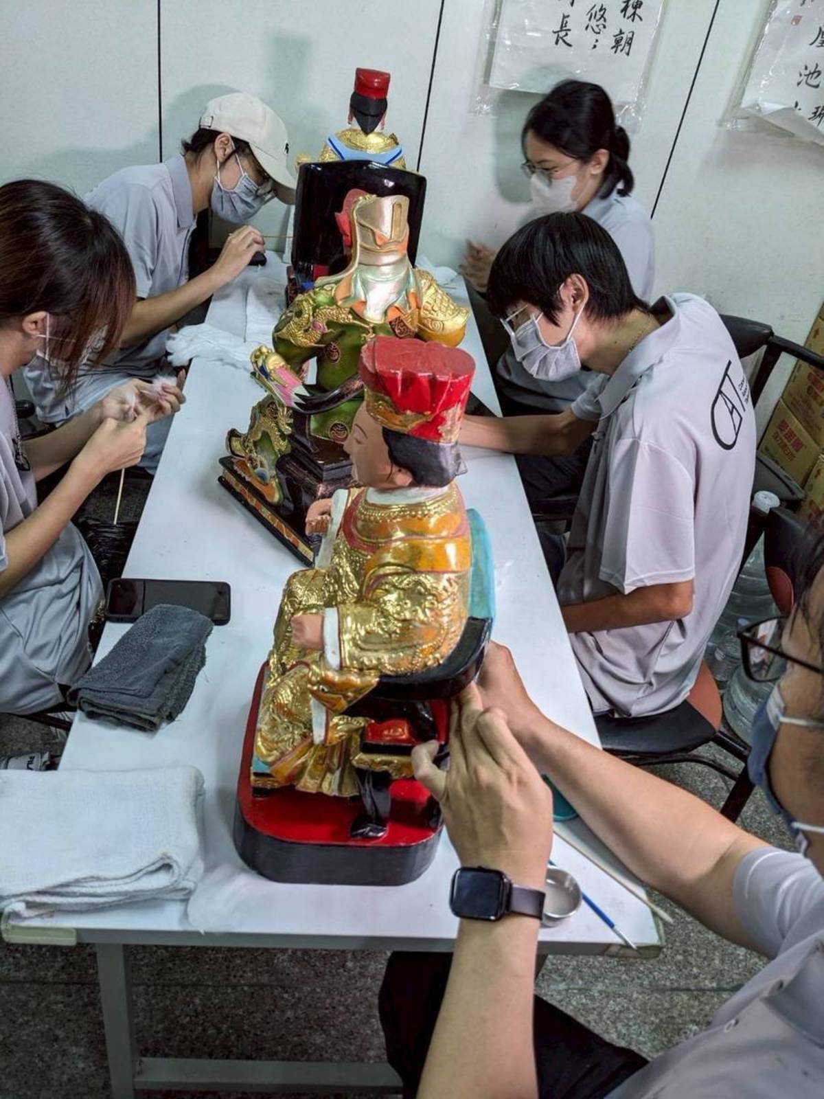 文物志工團隊為神像進行細部清潔與加固（圖片來源：臺灣文物保存協會提供）