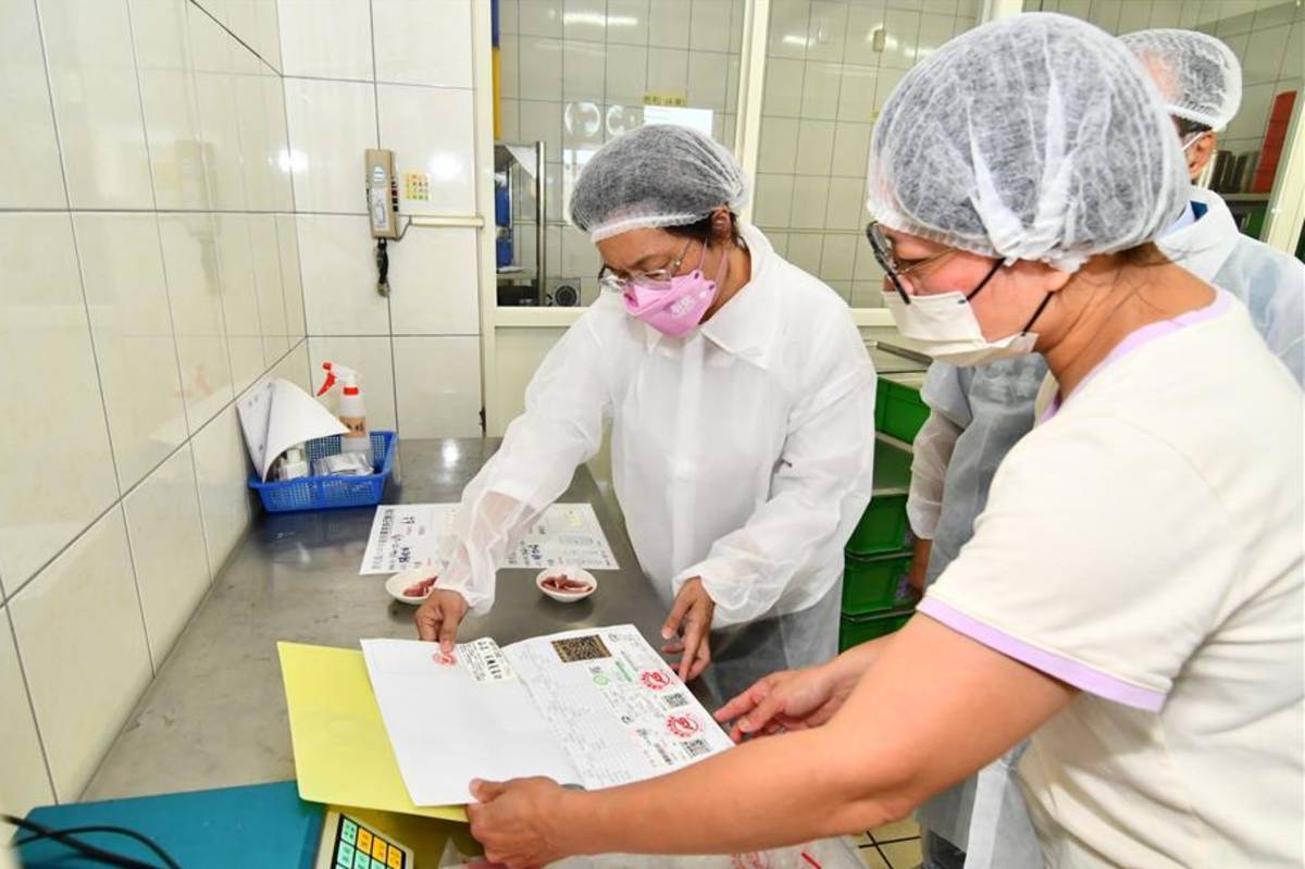 彰化縣長王惠美關心豬肉檢驗結果。