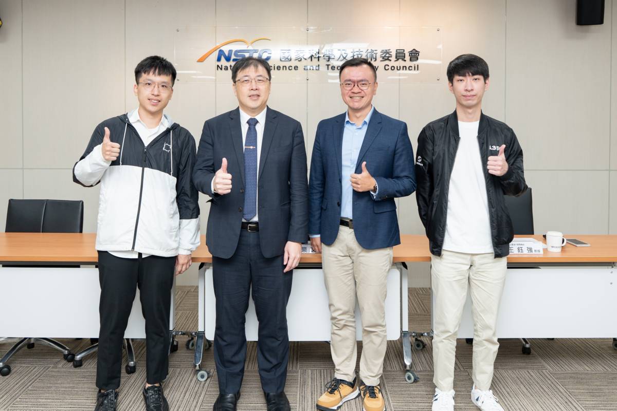 在國科會補助支持下，國立臺灣大學電機系王鈺強教授團隊推出面向生成式模型的「概念抹除」技術-Receler。(左2為國科會工程處洪樂文處長、左3為國立臺灣大學電機系王鈺強教授)(國科會提供)