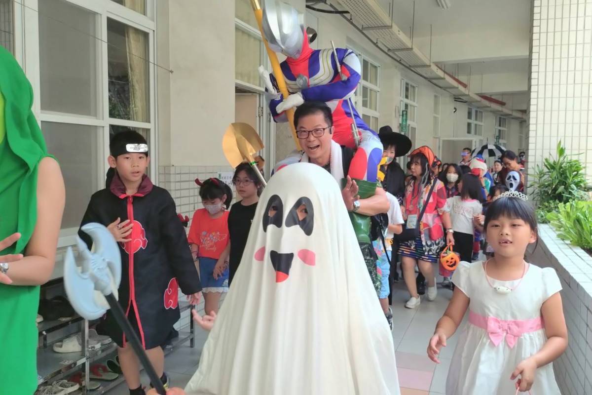 新上國小舉辦萬聖節派對 校長變身向鏟子超人致敬