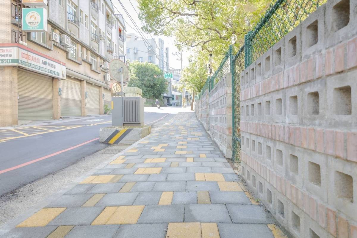 陽光國小通學步道完工後，讓學童上學安心、家長放心。（新竹市政府提供）