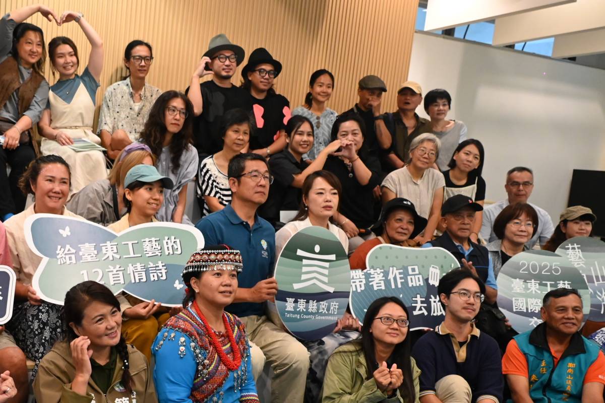 工藝家透過駐村交流，以各自的文化背景與工藝語言，回應土地的靈感與記憶，開幕典禮中，大家開心合影。