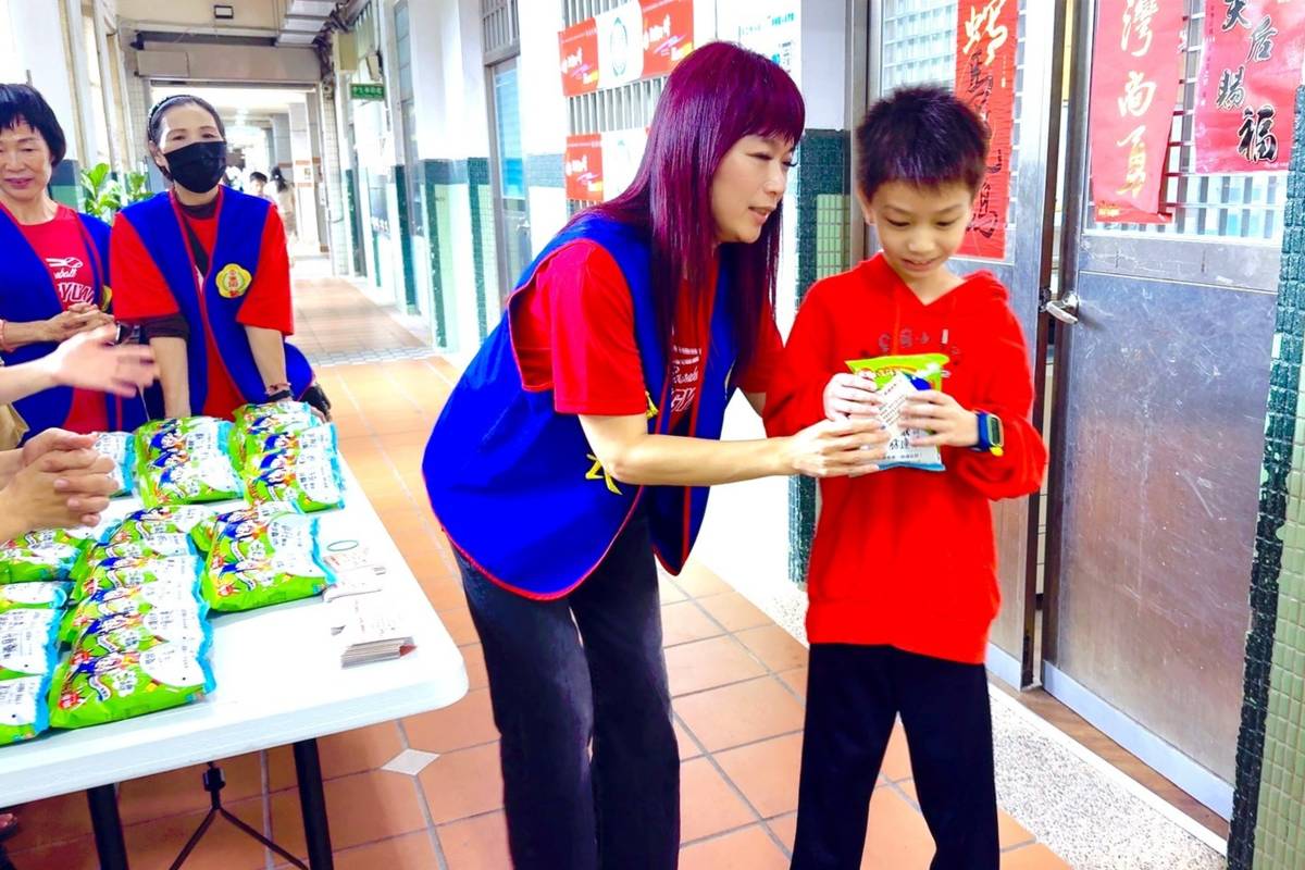 北市東園國小進行校園流感疫苗接種，學校準備祝福卡片和乖乖，給予學生情緒上的支持

