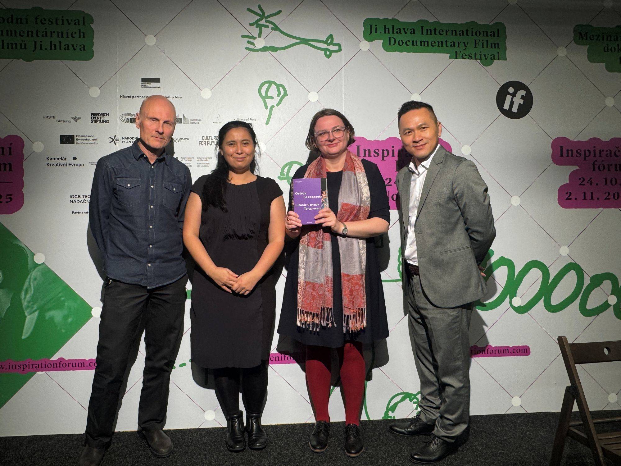 “Island at the Crossroads: Literary Map of Taiwan (Ostrov na rozcestí. Literární mapa Tchaj-wanu)” features 30 literary works by Taiwanese authors who participated in the 2024 Authors’ Reading Month in the Czech Republic and Slovakia.