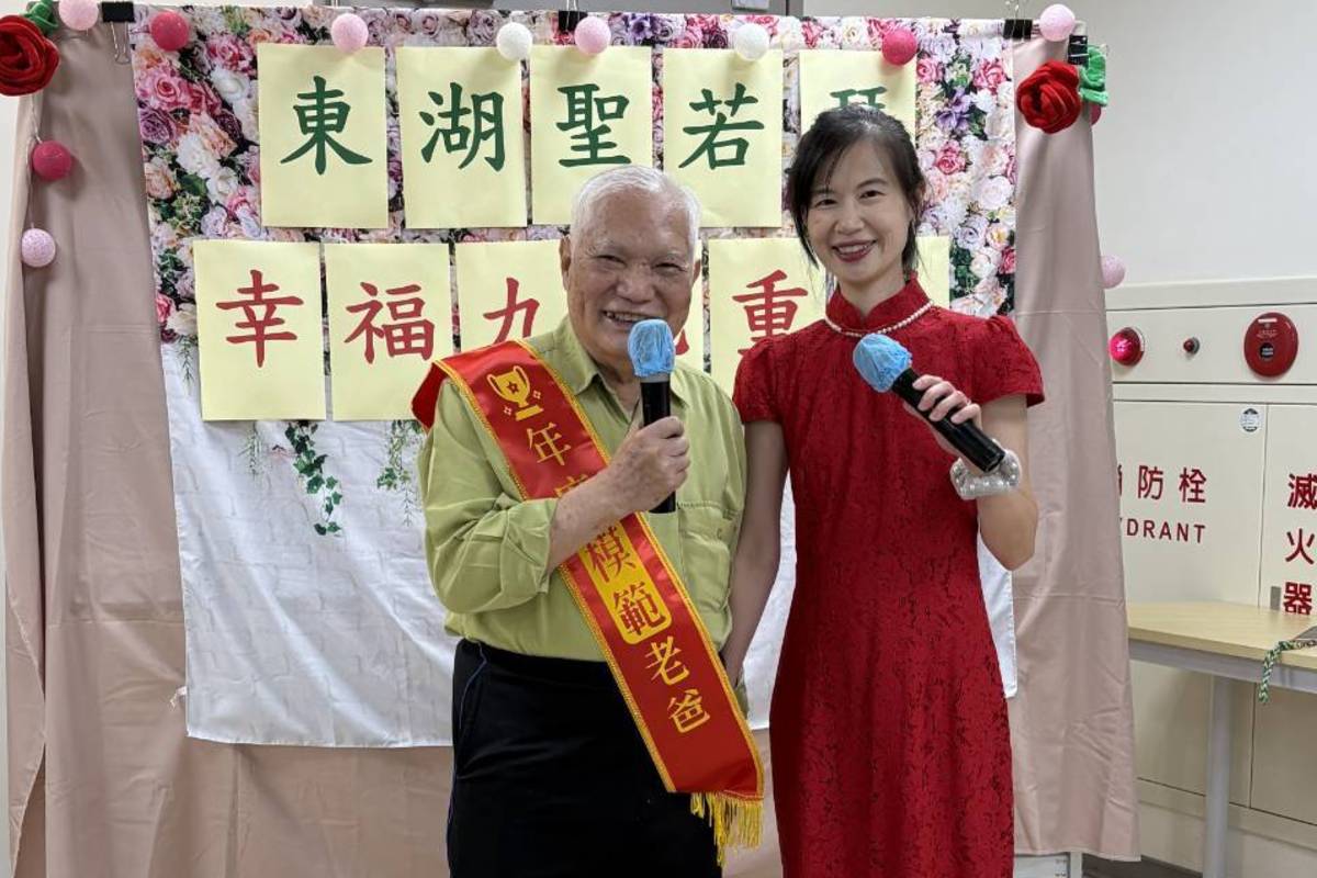 長者高歌唱出自己的主題曲，贏得滿場掌聲