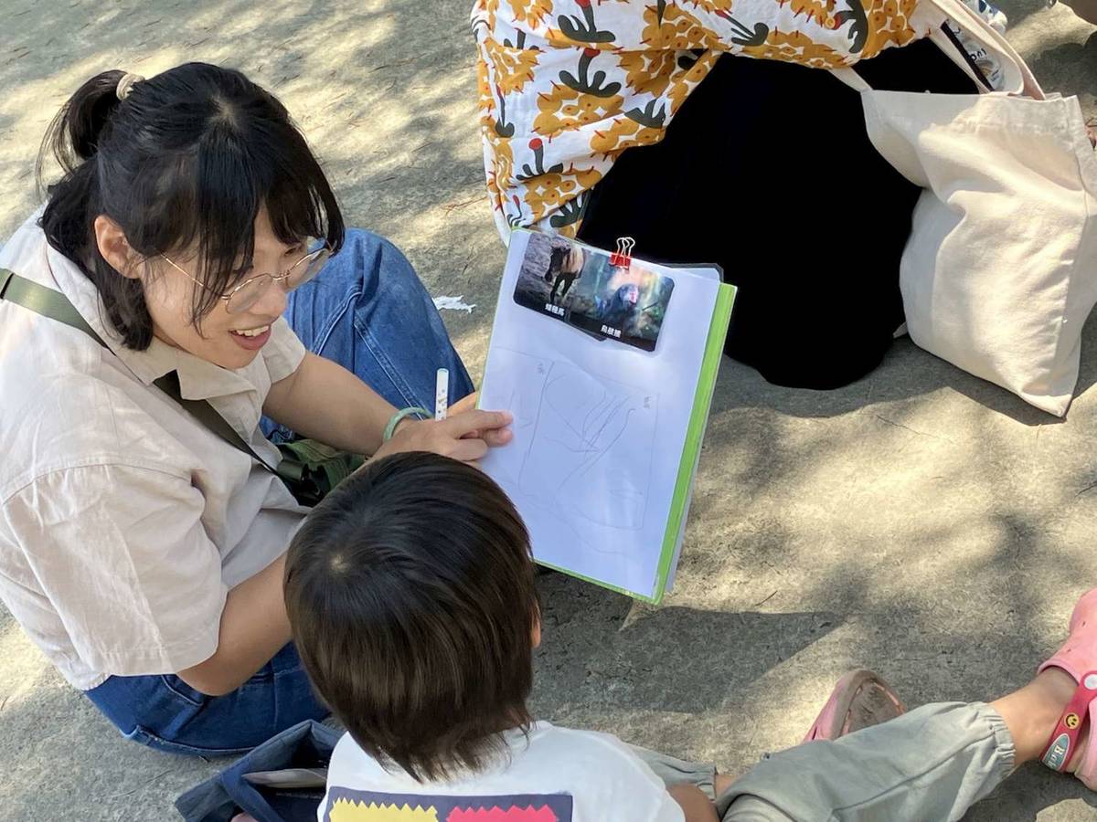 戶外「說故事課程」鼓勵孩子用臺灣台語分享，讓台語融入生活。（新竹市政府提供）