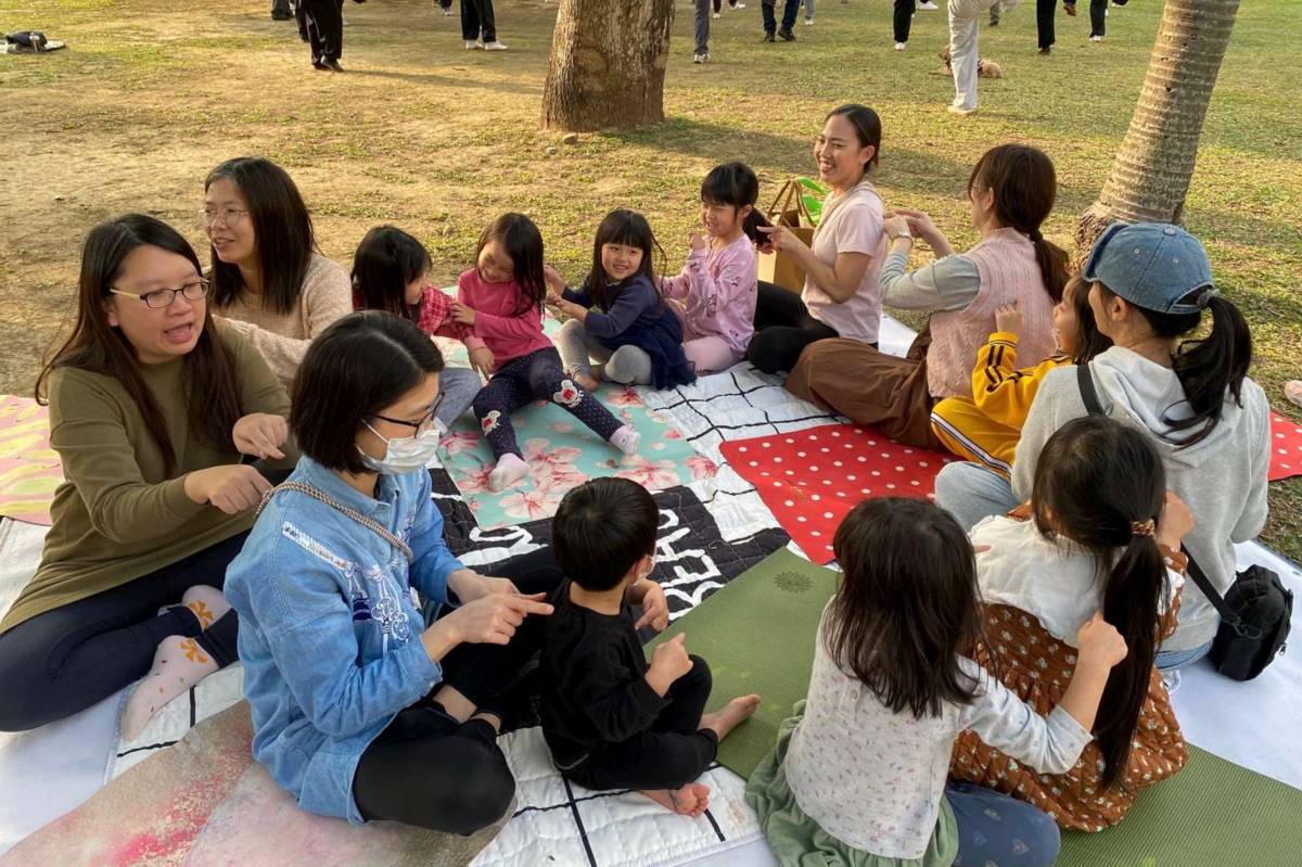 新竹市台語家庭「說故事課程」將課程場域直接搬到戶外。（新竹市政府提供）