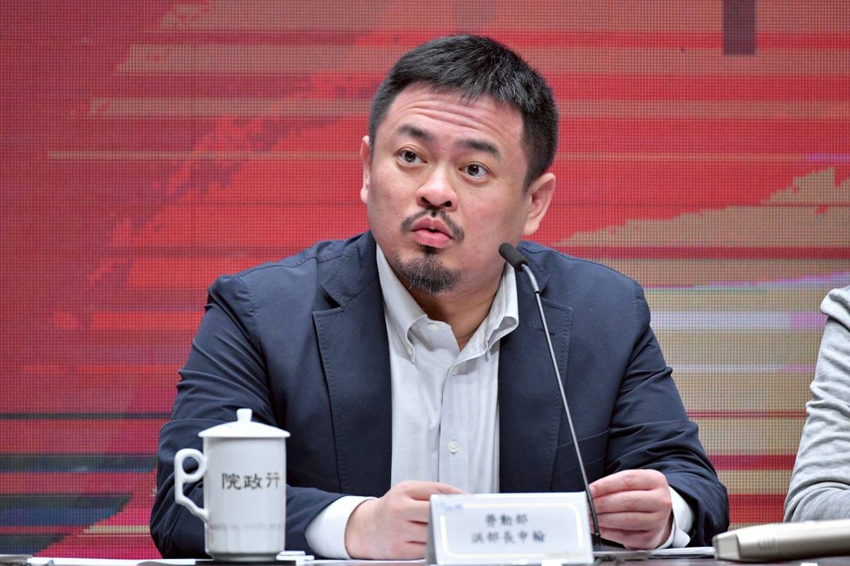 勞動部部長洪申翰在行政院會後記者會回答問題。(行政院提供)