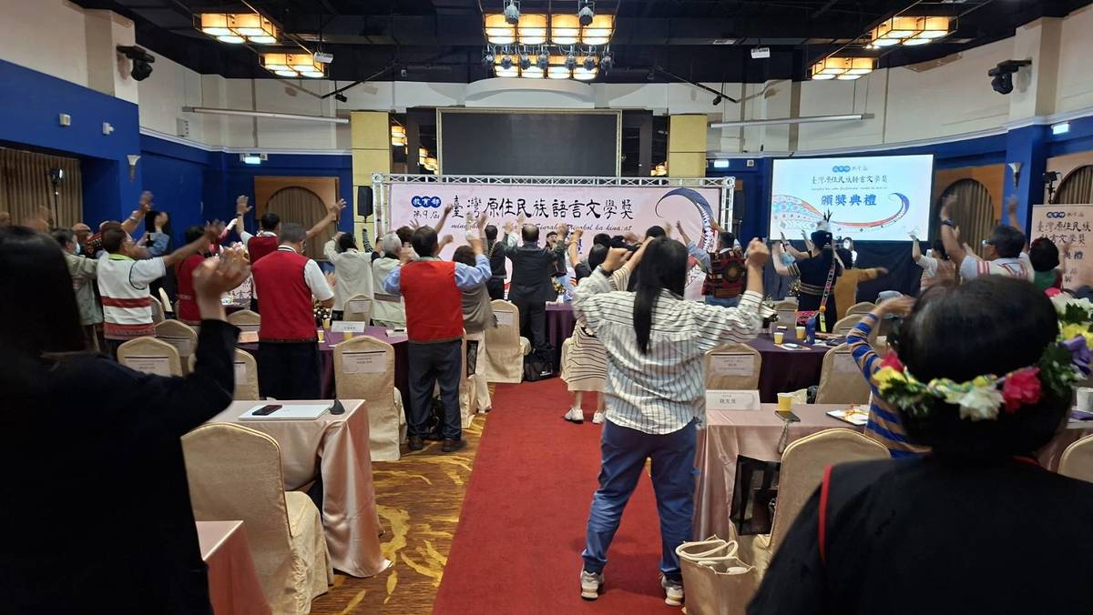 開場表演嘉賓桑布伊（Sangpuy）以歌聲活絡現場氣氛