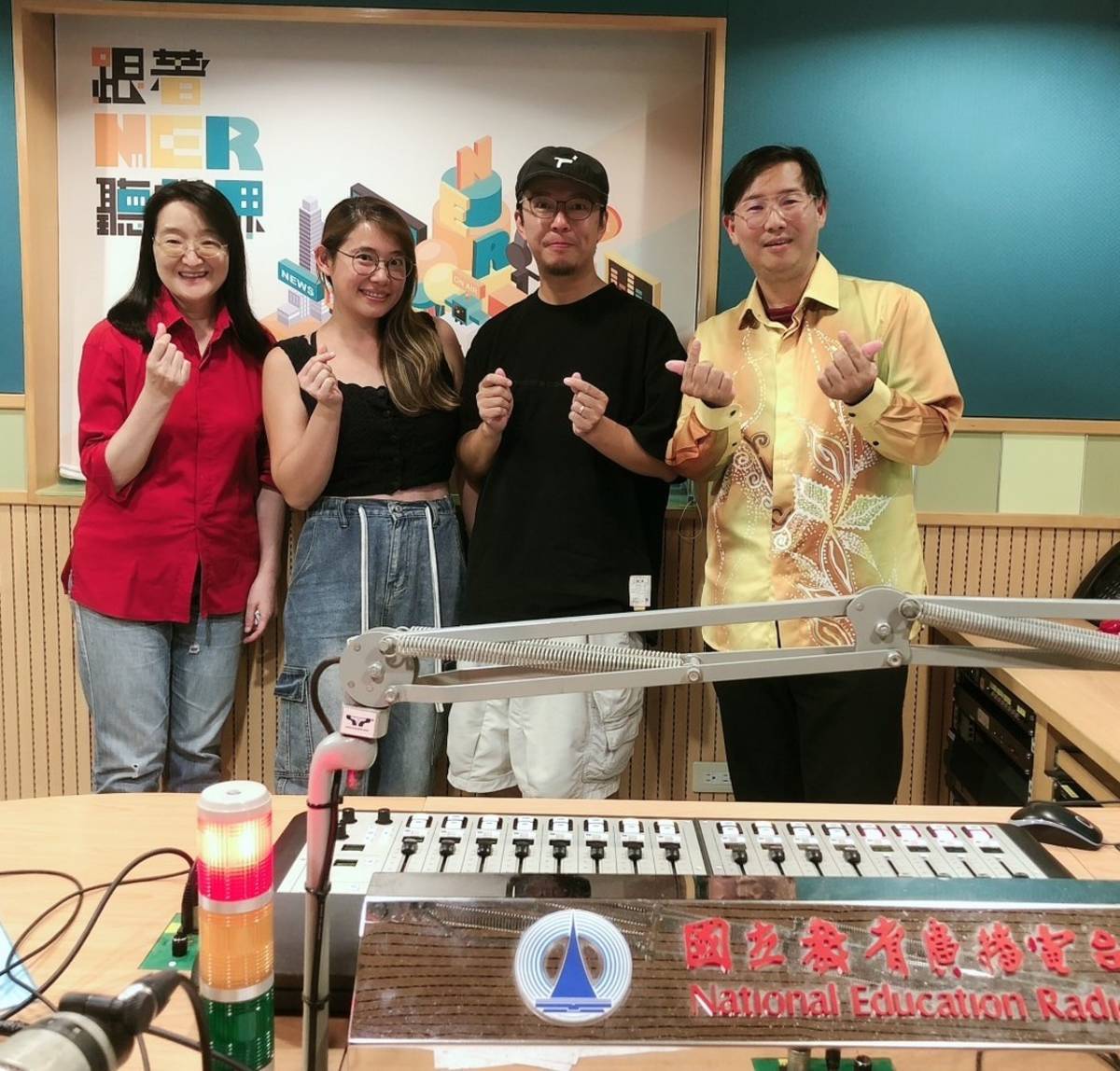 來賓李國熹、余心倫夫妻(中)與主持人們