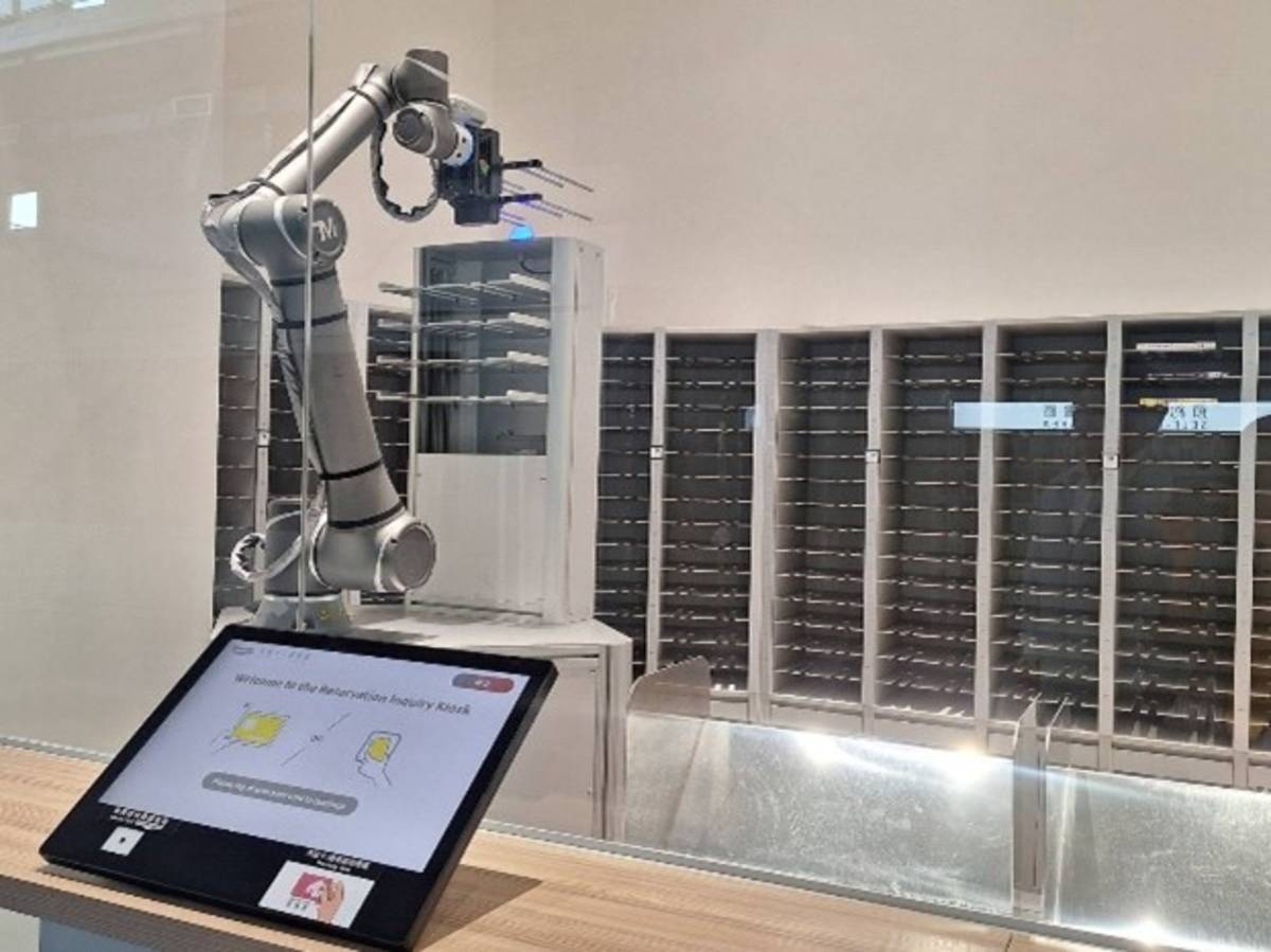 機器人預約自助取書區。(桃園市教育局提供)