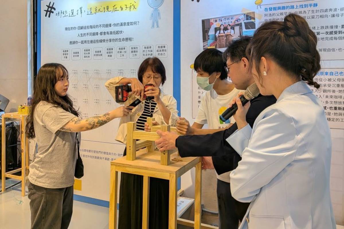 勞動力發展署黃齡玉署長體驗木工椅凳的製作，用行動為少年們加油打氣