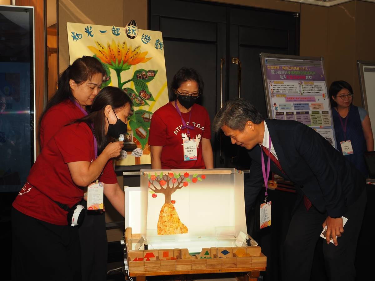 國教署彭富源署長與優等作品「和光一起玩遊戲」進行互動