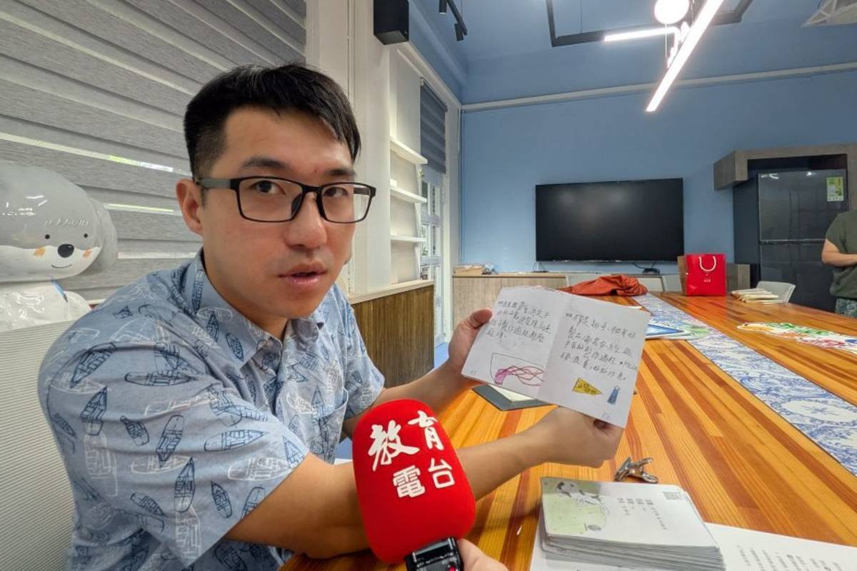 實習老師李宗翰表示，學生透過小書的引導思考，深化學習