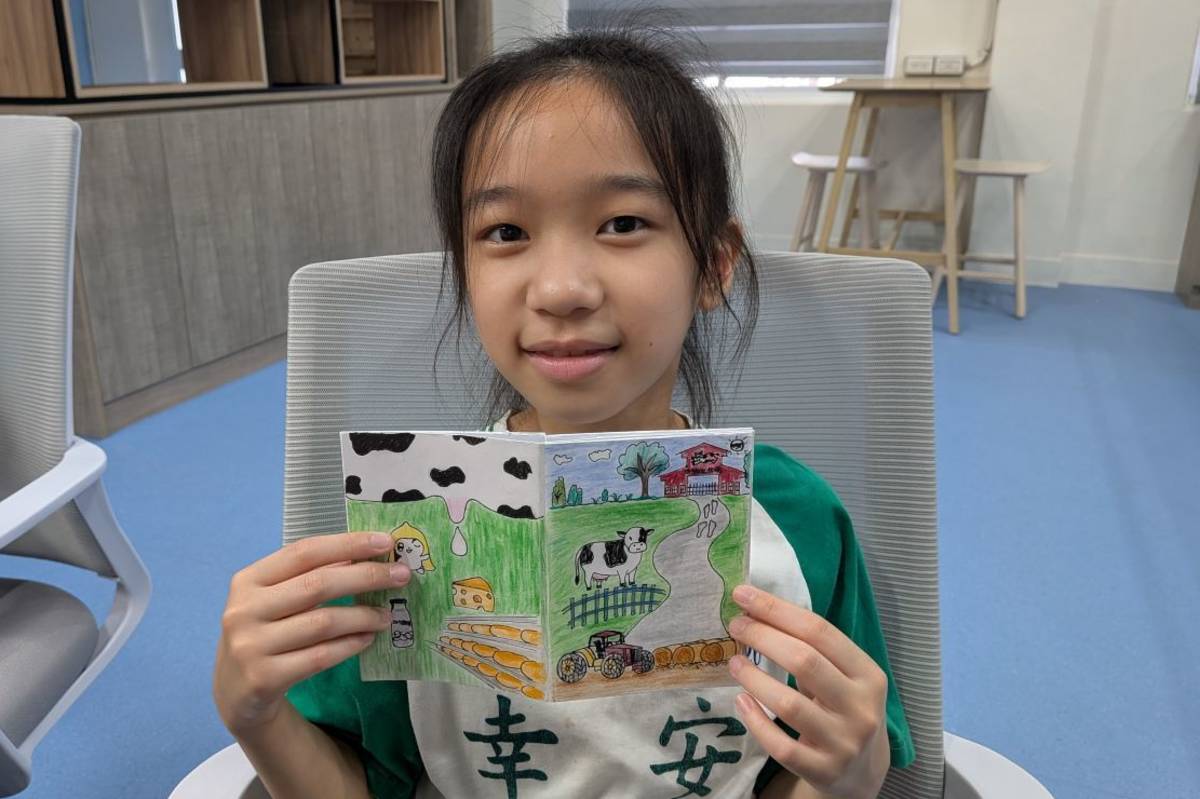 學生陳禹彤學習到每一滴鮮奶的產出，都要經過一道又一道的程序



